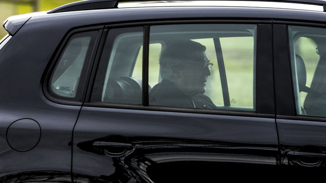 El cardenal Pell, saliendo del Tribunal