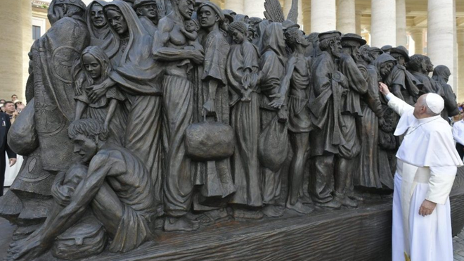El Papa y la escultura a los emigrantes y refugiados