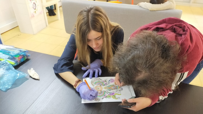 Ana Agüi, la voluntaria en CEDIA Mujer, en una actividad de colorear