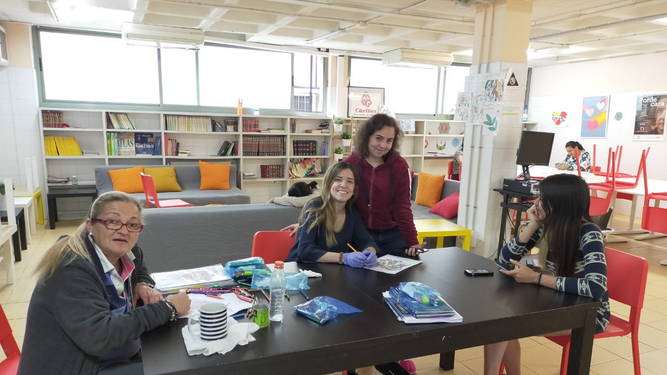 Ana A., voluntaria, junto a usuarias de CEDIA Mujer (Cáritas Madrid)