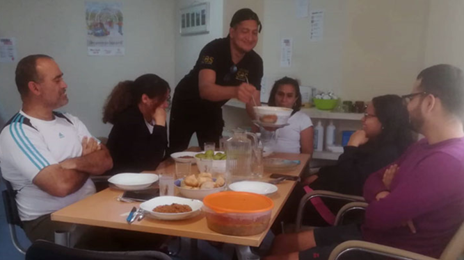 Compartiendo la comida en la Mesa de Hospitalidad