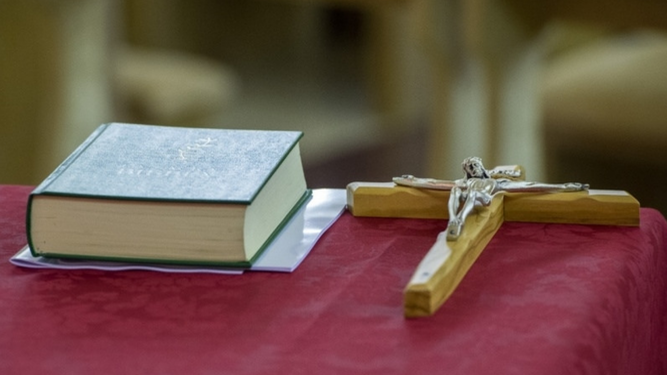 Crucifijo y evangelio