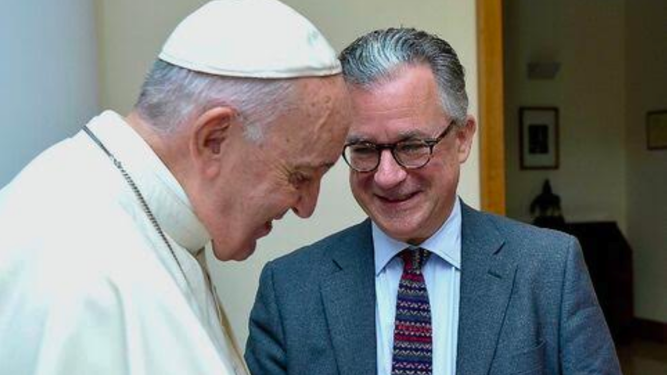 El Papa y Austen Ivereigh, en foto de archivo