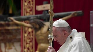 Bergoglio, junto al Cristo de la Peste, en este inédito Jueves Santo en San Pedro