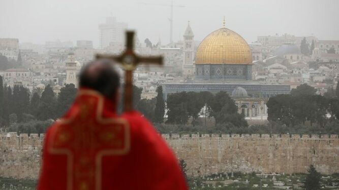 Pizzaballa observa Jerusalén desde el Monte de los Olivos
