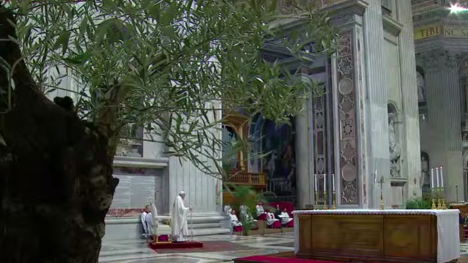 Francisco, junto al altar