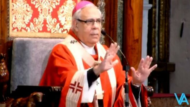 El arzobispo de Granada, durante los oficios