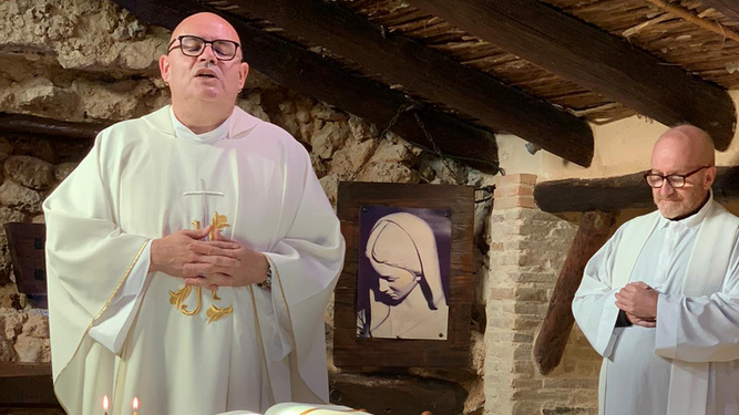 El Padre Vicente Esplugues, celebrando