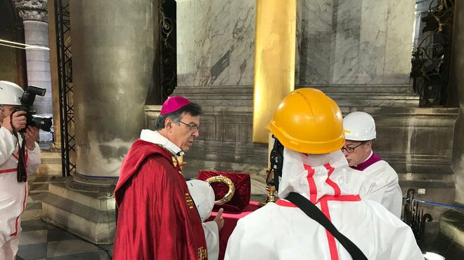 El arzobispo de París, con la reliquia de la corona de espinas en Notre Dame