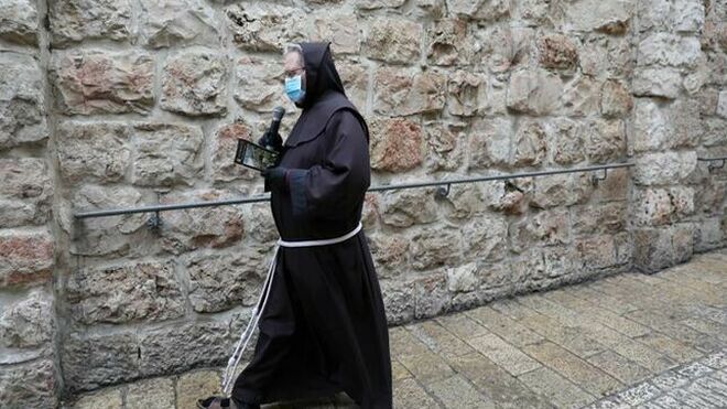 Uno de los cuatro franciscanos recorre la Vía Dolorosa