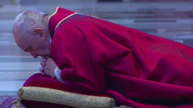El Papa, postado en el suelo