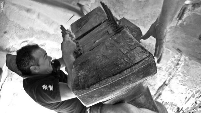 Los mozos voltean las campanas agarrados fuertemente a ellas el Domingo de Pascua