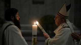 El Papa encendió el cirio pascual en la Vigilia de San Pedro