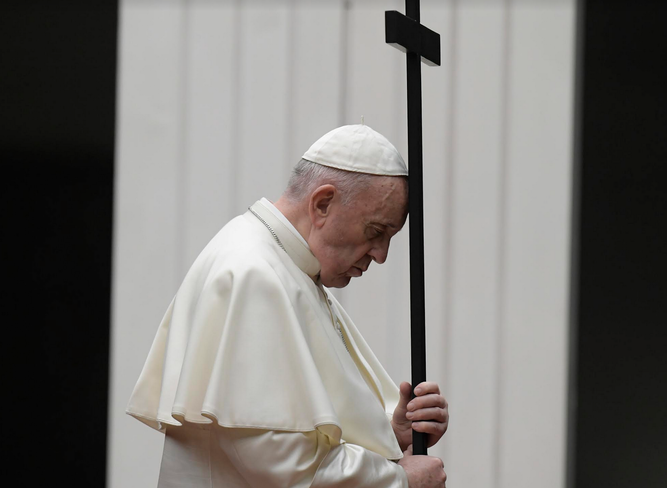 El Papa y la cruz