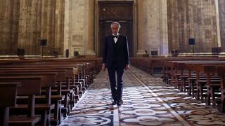 Emocionante concierto de Andrea Bocelli en una fantasmagórica catedral de Milán