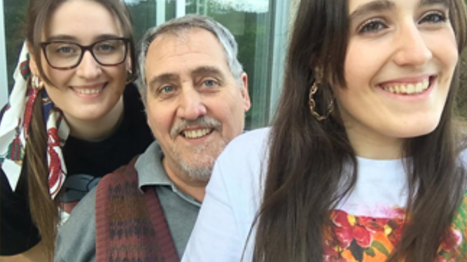 Gregorio Iglesias y sus hijas