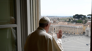 El Papa bendice una plaza vacía