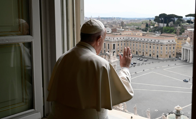 El Papa bendice una plaza vacía