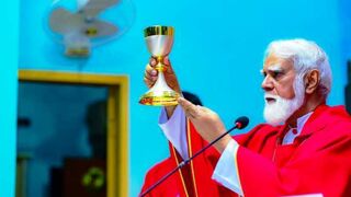 Card. Coutts, obispo de Karachi, Pakistán, celebrando