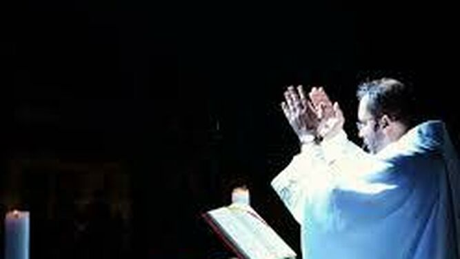 El ex sacerdote, dando misa