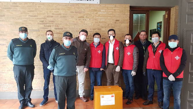 Católicos chinos de Valencia entregan mascarillas a la Guardia Civil