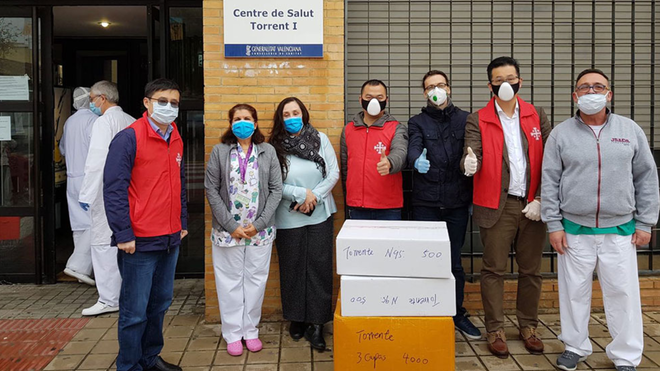 La comunidad católica china de Valencia entrega equipos de protección en centros de salud