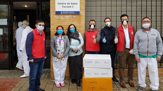 La comunidad católica china de Valencia entrega equipos de protección en centros de salud