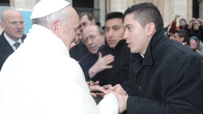Padre Pinto saludando al Papa en una foto de archivo