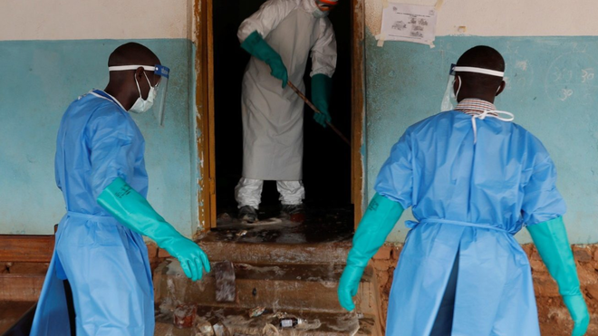 Desinfección de la habitación de un hospitalizado enfermo de Ébola. RDC