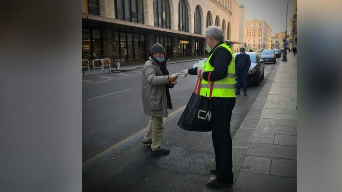 El Vaticano reparte mascarillas en la estación Termini