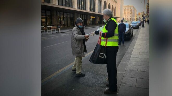 Reparto de mascarillas en la estación Termini