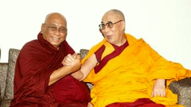 El líder religioso budista Sayadaw de Sitag, a la izda, junto al Dalai Lama