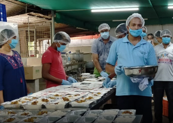 Misioneros Salesianos. Reparto de comida