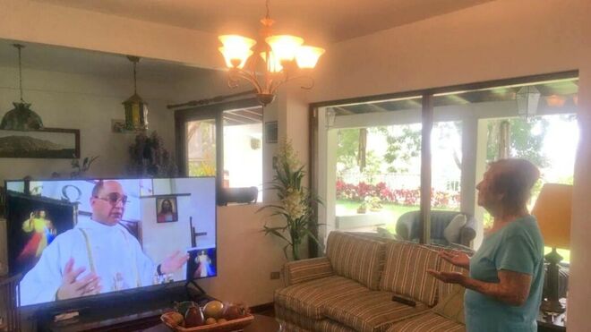 Apolonia siguiendo los programas de su parroquia en Caracas