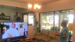 Apolonia siguiendo los programas de su parroquia en Caracas