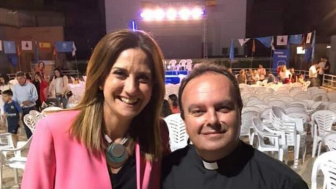 Imagen de la cuenta de Facebook del cura del municipio murciano de Archena Alfonso Alburquerque con la alcaldesa del PP, Patricia Fernández, tras un mitin del partido