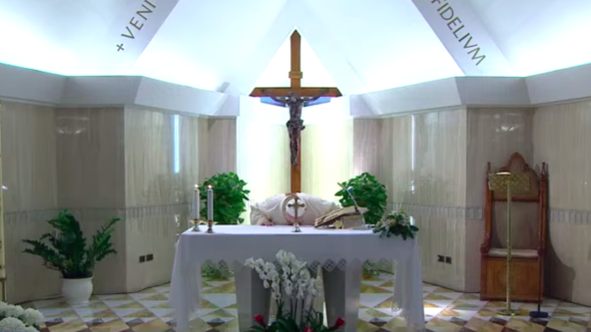 Francisco besa el altar de Santa Marta