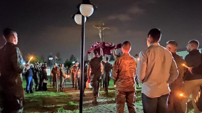El contingente español procesiona un Cristo el Viernes Santo en la base militar