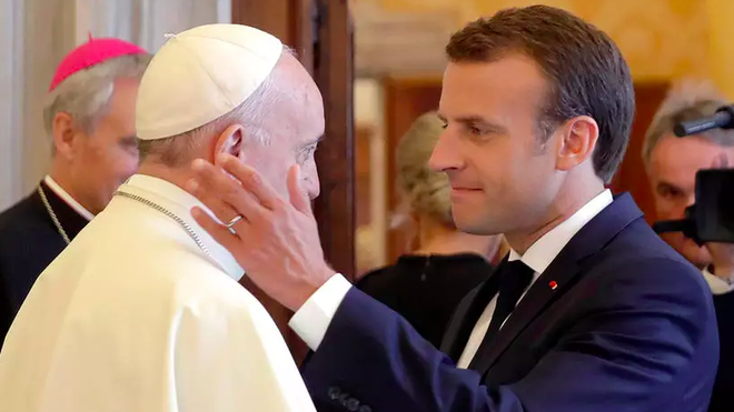 El cariñoso saludo de Macron al Papa