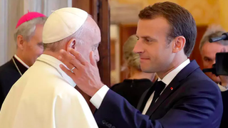 El cariñoso saludo de Macron al Papa