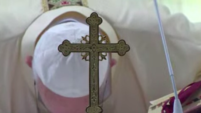 El Papa besa el altar de Santa Marta