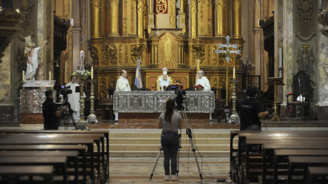 Misa sin fieles en la catedral de Buenos Aires