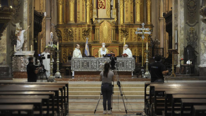Misa sin fieles en la catedral de Buenos Aires