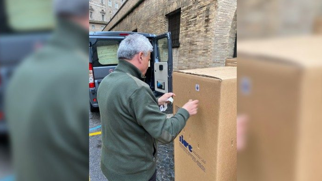 El cardenal Krajewski entrega los respiradores donados por el Papa