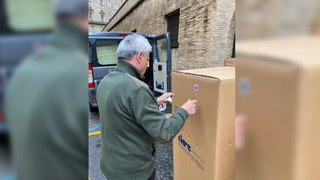 El cardenal Krajewski entrega los respiradores donados por el Papa