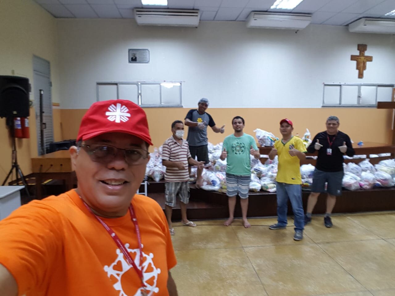 Alfonso Brito con un grupo de voluntarios