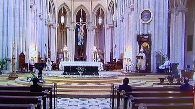 Ayuso (izquierda), Almeida y Franco, escuchan a Osoro en la catedral de La Almudena