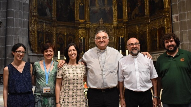 El equipo de ACG con su obispo consiliario, don Antonio Gómez Cantero