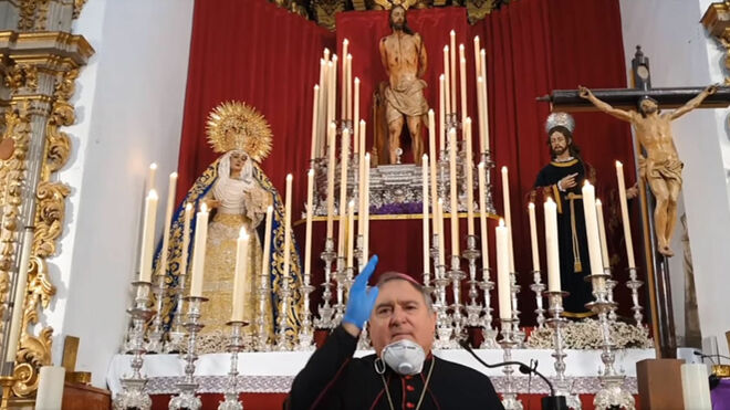 El obispo de Jerez, con guantes y mascarilla