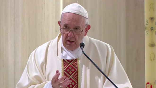 El Papa reza “por los difuntos anónimos" del coronavirus, "enterrados en fosas comunes”